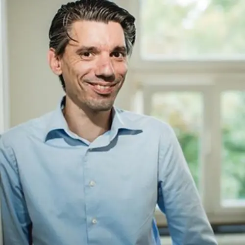 Robbin neemt op 29 januari Martins aandeel in Sure-IT over, wegens Martins ziekte.